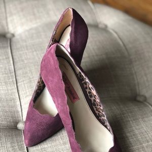 Excellent cond! Plum suede Betsey Johnson heels